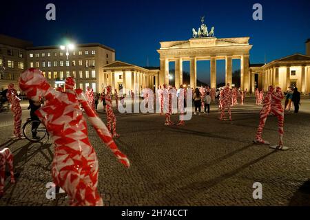 Impressionen: Die etwas ungelenke Kunst-Installation von Dennis Josef Meseg zum Thema Coronakrise mit dem Titel 'IT is like it is', 31. Maerz 2021, Br Stockfoto