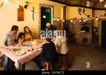 Glückliche lateinamerikanische Familie, die Spaß beim gemeinsamen Essen zu Hause hat Stockfoto