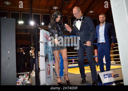 Micaela Schäfer ist das neue PR-'Gesicht' des Autohaus König hier u.a. mit Geschäftsführer Dirk Steeger beim INTERNATIONAL CHAMPIONSHIP BOXING bei AUT Stockfoto