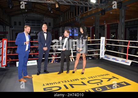 Micaela Schäfer ist das neue PR-'Gesicht' des Autohaus König hier u.a. mit Geschäftsführer Dirk Steeger beim INTERNATIONAL CHAMPIONSHIP BOXING bei AUT Stockfoto