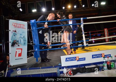 Micaela Schäfer ist das neue PR-'Gesicht' des Autohaus König hier u.a. mit Geschäftsführer Dirk Steeger beim INTERNATIONAL CHAMPIONSHIP BOXING bei AUT Stockfoto