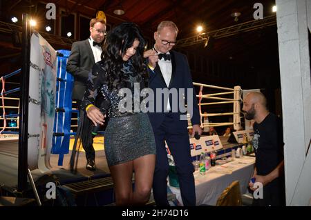 Micaela Schäfer ist das neue PR-'Gesicht' des Autohaus König hier u.a. mit Geschäftsführer Dirk Steeger beim INTERNATIONAL CHAMPIONSHIP BOXING bei AUT Stockfoto