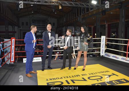 Micaela Schäfer ist das neue PR-'Gesicht' des Autohaus König hier u.a. mit Geschäftsführer Dirk Steeger beim INTERNATIONAL CHAMPIONSHIP BOXING bei AUT Stockfoto