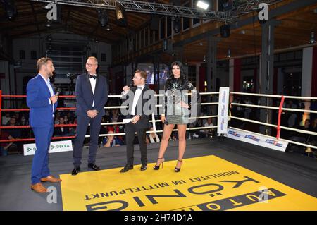 Micaela Schäfer ist das neue PR-'Gesicht' des Autohaus König hier u.a. mit Geschäftsführer Dirk Steeger beim INTERNATIONAL CHAMPIONSHIP BOXING bei AUT Stockfoto