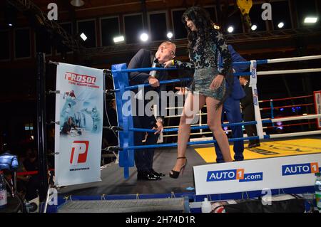 Micaela Schäfer ist das neue PR-'Gesicht' des Autohaus König hier u.a. mit Geschäftsführer Dirk Steeger beim INTERNATIONAL CHAMPIONSHIP BOXING bei AUT Stockfoto