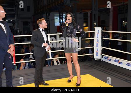 Micaela Schäfer ist das neue PR-'Gesicht' des Autohaus König hier u.a. mit Geschäftsführer Dirk Steeger beim INTERNATIONAL CHAMPIONSHIP BOXING bei AUT Stockfoto