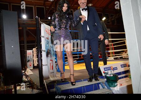 Micaela Schäfer ist das neue PR-'Gesicht' des Autohaus König hier u.a. mit Geschäftsführer Dirk Steeger beim INTERNATIONAL CHAMPIONSHIP BOXING bei AUT Stockfoto