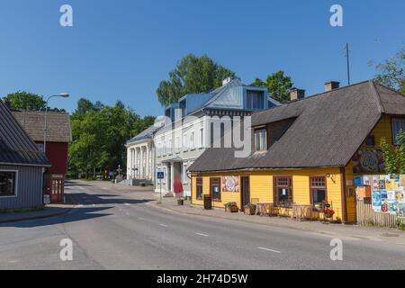 Otepaa, Estland - Juni 10 2021: Otepää Blick auf die Straße mit Cafés und Geschäften Stockfoto