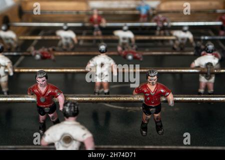 Nahaufnahme eines alten Tischs für den Tischfußball. Stockfoto