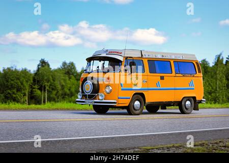 Klassischer gelber Volkswagen Westfalia Wohnmobil mit Geschwindigkeit auf dem Highway 2 an einem schönen Sommertag. Forssa, Finnland. 31. Juli 2020. Stockfoto