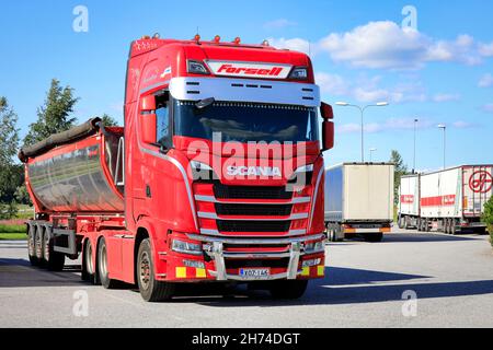 Red Scania Kipper Forsell Oy parkte an einem Tag im Sommer an einer LKW-Haltestelle. Salo, Finnland. 31. Juli 2020. Stockfoto