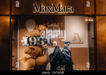 MAX MARA Mannequins in einem Schaufenster, gekleidet in eine modische Winterkollektion. Schwarzer Mantel und Hut Stockfoto