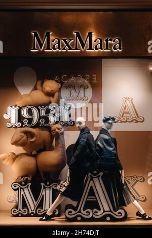 MAX MARA Mannequins in einem Schaufenster, gekleidet in eine modische Winterkollektion. Schwarzer Mantel und Hut Stockfoto