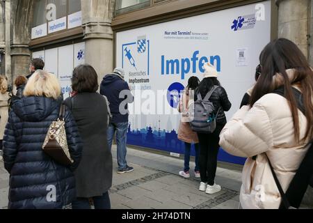 Pop up Corona Impfzentrum, Menschen Schlange stehen für die erste Immunisierung, Marienplatz. Stockfoto