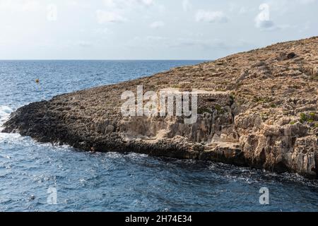 Ein gut getarnter Maschinengewehr-Posten im Zweiten Weltkrieg in Wied iz-Zurrieq, Malta, Europa. In der Nähe der Blauen Grotte Stockfoto