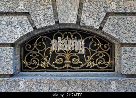 Ornamentales Metallgitter an der Wand, Rio Stockfoto