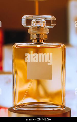 Transparente goldene Flasche imitierte Parfüm. Lux-Flaschen auf einem Ständer. Design Template für luxuriöse Parfümerie. Сopy Raum Stockfoto