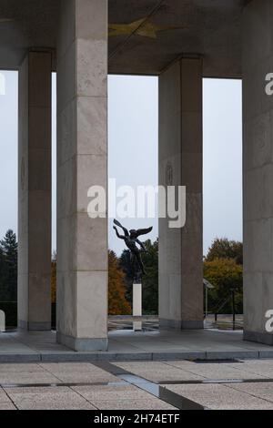 Plombieres, Belgien - 1. November 2021: Amerikanischer Friedhof und Gedenkstätte Henri-Chapelle. Viele der Beerdigungen stammen aus der Winteroffensive der Ardennen (Schlacht Stockfoto