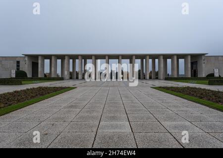 Plombieres, Belgien - 1. November 2021: Amerikanischer Friedhof und Gedenkstätte Henri-Chapelle. Viele der Beerdigungen stammen aus der Winteroffensive der Ardennen (Schlacht Stockfoto