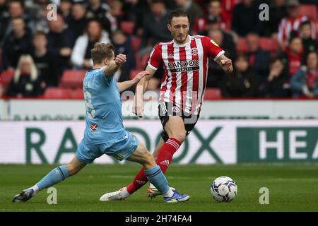 Sheffield, Großbritannien. 20th. November 2021. Ben Davies von Sheffield Utd und Jamie Allen von Coventry City beim Sky Bet Championship-Spiel in der Bramall Lane, Sheffield. Bildnachweis sollte lauten: Alistair Langham / Sportimage Stockfoto