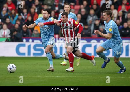 Sheffield, Großbritannien. 20th. November 2021. John Fleck von Sheffield Utd und Callum O'Hare von Coventry City während des Sky Bet Championship-Spiels in der Bramall Lane, Sheffield. Bildnachweis sollte lauten: Alistair Langham / Sportimage Stockfoto