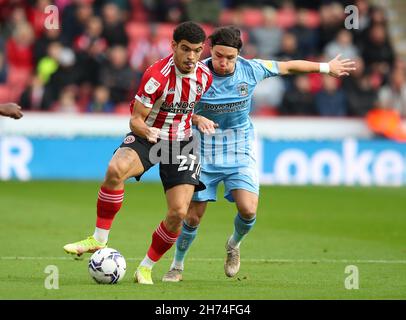 Sheffield, Großbritannien. 20th. November 2021. Morgan Gibbs-White von Sheffield Utd und Callum O'Hare von Coventry City während des Sky Bet Championship-Spiels in der Bramall Lane, Sheffield. Bildnachweis sollte lauten: Simon Bellis / Sportimage Stockfoto