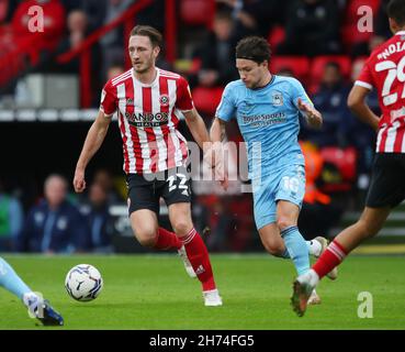 Sheffield, Großbritannien. 20th. November 2021. Ben Davies von Sheffield Utd und Callum O'Hare von Coventry City während des Sky Bet Championship-Spiels in der Bramall Lane, Sheffield. Bildnachweis sollte lauten: Simon Bellis / Sportimage Stockfoto