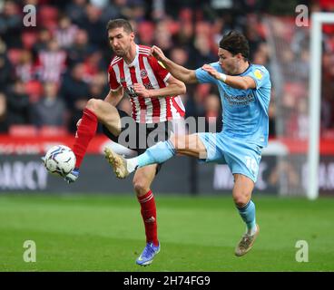 Sheffield, Großbritannien. 20th. November 2021. Chris Basham von Sheffield Utd wurde von Callum O'Hare aus Coventry City während des Sky Bet Championship-Spiels in der Bramall Lane, Sheffield, herausgefordert. Bildnachweis sollte lauten: Simon Bellis / Sportimage Stockfoto