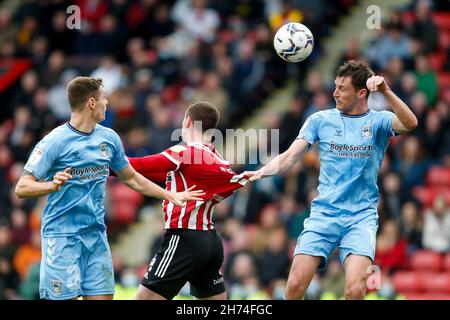 Sheffield, Großbritannien. 20th. November 2021. Dominic Hyam #15 von Coventry City und John Fleck #4 von Sheffield United in Sheffield, Vereinigtes Königreich am 11/20/2021. (Foto von Ben Early/News Images/Sipa USA) Quelle: SIPA USA/Alamy Live News Stockfoto