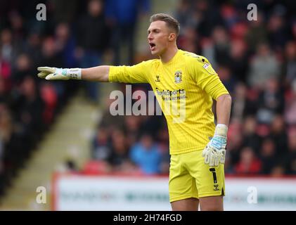 Sheffield, Großbritannien. 20th. November 2021. Simon Moore von Coventry City bei seiner Rückkehr nach Bramall Lane während des Sky Bet Championship-Spiels in Bramall Lane, Sheffield. Bildnachweis sollte lauten: Simon Bellis / Sportimage Stockfoto