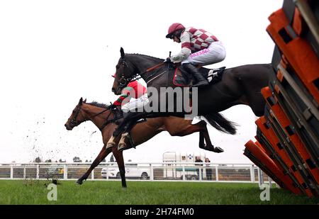 Tequila Blaze wird von dem Jockey Paddy Brennan (rechts) geritten, um am zweiten Tag des November Racing Weekends auf der Ascot Racecourse in Bekshire die Handicap-Hürde des Colts & Fillies Club Mares zu gewinnen. Bilddatum: Samstag, 20. November 2021. Stockfoto