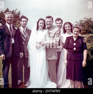 Vintage 1940s Porträt einer Braut und eines Bräutigams mit der Familie der Braut, USA Stockfoto