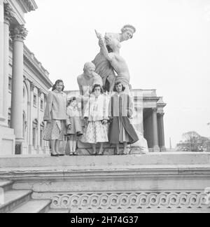 1950s gut gekleidete junge Damen und kleine Mädchen besuchen das US-Kapitol, Washington D. C. , USA Stockfoto