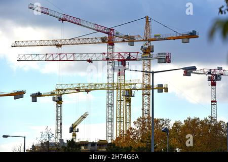 Baukräne auf Baustellen in Wien Österreich, Europa - Baukräne auf Baustellen in Wien Österreich, Europa Stockfoto