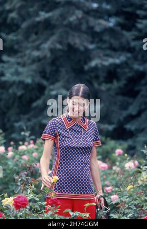 Junge Frau in den Zwanzigern besucht Spokane im Jahr 1974, WA, USA Stockfoto