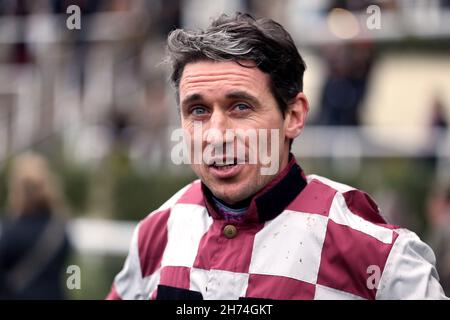 Jockey Paddy Brennan nach dem Gewinn der Handicap-Hürde des Colts & Stutfohlen Club Mares auf Tequila Blaze am zweiten Tag des November Racing Weekends auf der Ascot Racecourse, Bekshire. Bilddatum: Samstag, 20. November 2021. Stockfoto
