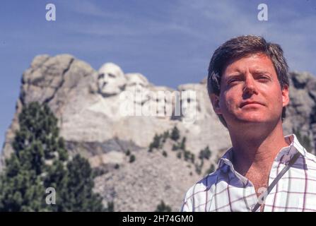 Mann mittleren Alters posiert vor Mount Rushmore , 1980er Jahre, SD, USA Stockfoto