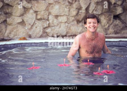 Mein Mann war frisch mit uns im Privatpool im Las Brisas Hotel, Acapulco, Mexiko, 1981 Stockfoto