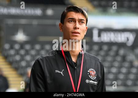 Swansea, Großbritannien. 20th. November 2021. Kenny Dougall #12 von Blackpool kommt am 11/20/2021 im Swansea.com Stadium, dem Heimstadion von Swansea City in, an. Quelle: SIPA USA/Alamy Live News Stockfoto