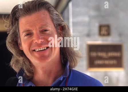 Mann mittleren Alters mit langen Haaren schaut auf Camera, NYC, USA Stockfoto