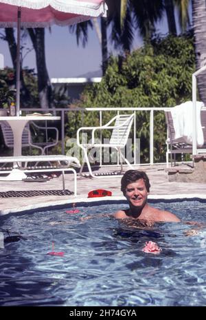 Mein Mann war frisch mit uns im Privatpool im Las Brisas Hotel, Acapulco, Mexiko, 1981 Stockfoto