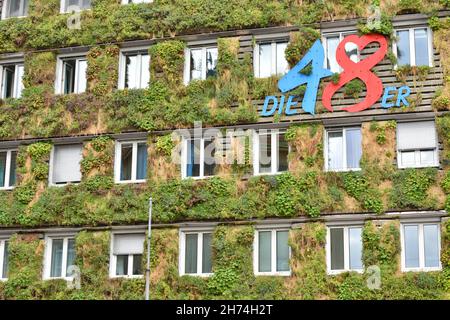 Begrünte Fassade der Magistratsabteilung 48 (Abfallwirtschaft) der Stadt Wien, Österreich, Europa - Grüne Fassade der Magistratsabteilung 48 Stockfoto