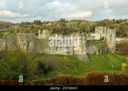 Eine ungewöhnliche Ansicht von Chepstow Castle an der Grenze zu Wales und England in Chepstow. Stockfoto