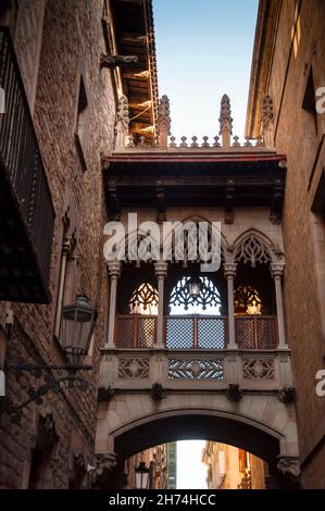 Gotisches Viertel der Bischofsbrücke von Barcelona, Spanien. Stockfoto