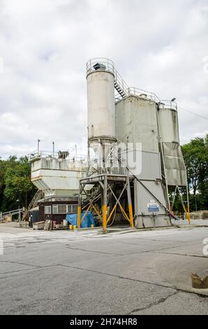 Basingstoke, Großbritannien – 3. Juli 2021: Blick auf die Zement- und Zuschlagbehälter im Betonwerk Hanson in Basingstoke, Hampshire, an einem Sommerabend. Stockfoto