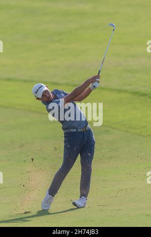 Colin Morikawa aus den USA spielt am 20. November 2021 beim DP World Tour Championship Day 3 in Jumeirah Golf Estates, Dubai, VAE, einen Schuss auf das zwölfte Loch. Foto von Grant Winter. Nur zur redaktionellen Verwendung, Lizenz für kommerzielle Nutzung erforderlich. Keine Verwendung bei Wetten, Spielen oder Veröffentlichungen einzelner Clubs/Vereine/Spieler. Kredit: UK Sports Pics Ltd/Alamy Live Nachrichten Stockfoto