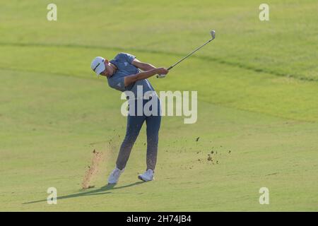 Colin Morikawa aus den USA spielt am 20. November 2021 beim DP World Tour Championship Day 3 in Jumeirah Golf Estates, Dubai, VAE, einen Schuss auf das zwölfte Loch. Foto von Grant Winter. Nur zur redaktionellen Verwendung, Lizenz für kommerzielle Nutzung erforderlich. Keine Verwendung bei Wetten, Spielen oder Veröffentlichungen einzelner Clubs/Vereine/Spieler. Kredit: UK Sports Pics Ltd/Alamy Live Nachrichten Stockfoto