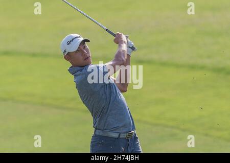 Colin Morikawa aus den USA spielt am 20. November 2021 beim DP World Tour Championship Day 3 in Jumeirah Golf Estates, Dubai, VAE, einen Schuss auf das zwölfte Loch. Foto von Grant Winter. Nur zur redaktionellen Verwendung, Lizenz für kommerzielle Nutzung erforderlich. Keine Verwendung bei Wetten, Spielen oder Veröffentlichungen einzelner Clubs/Vereine/Spieler. Kredit: UK Sports Pics Ltd/Alamy Live Nachrichten Stockfoto