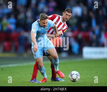 Sheffield, Großbritannien. 20th. November 2021. Matthew Godden von Coventry City wurde von Chris Basham von Sheffield Utd während des Sky Bet Championship-Spiels in der Bramall Lane, Sheffield, angegangen. Bildnachweis sollte lauten: Simon Bellis / Sportimage Stockfoto