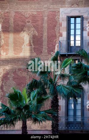 Sgraffito-Fassade der Casa de la Seda oder des Hauses der Seide im gotischen Viertel von Barcelona, Spanien. Stockfoto